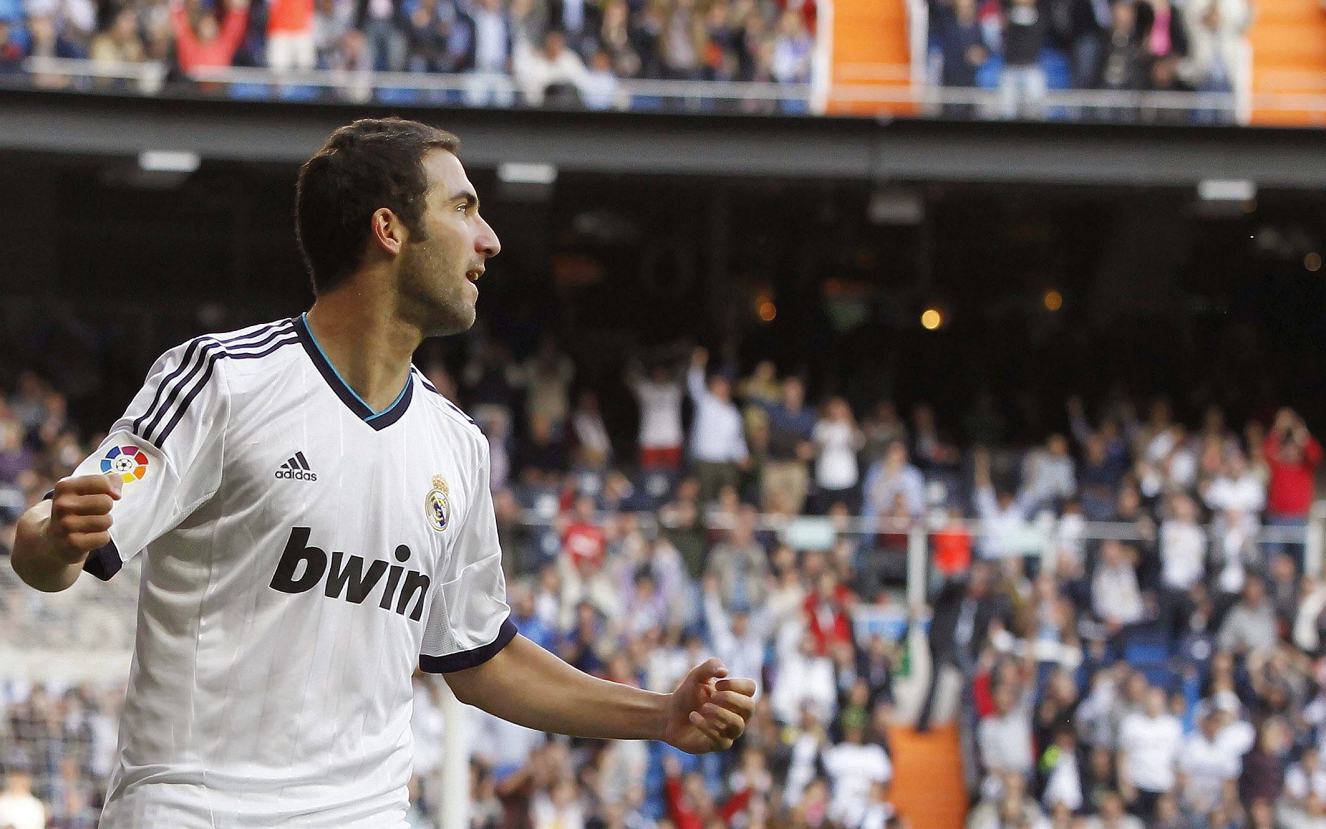 图穆亚通过精准的传球与突破，打破对手防线，穆拉德忠·图伊奇耶夫