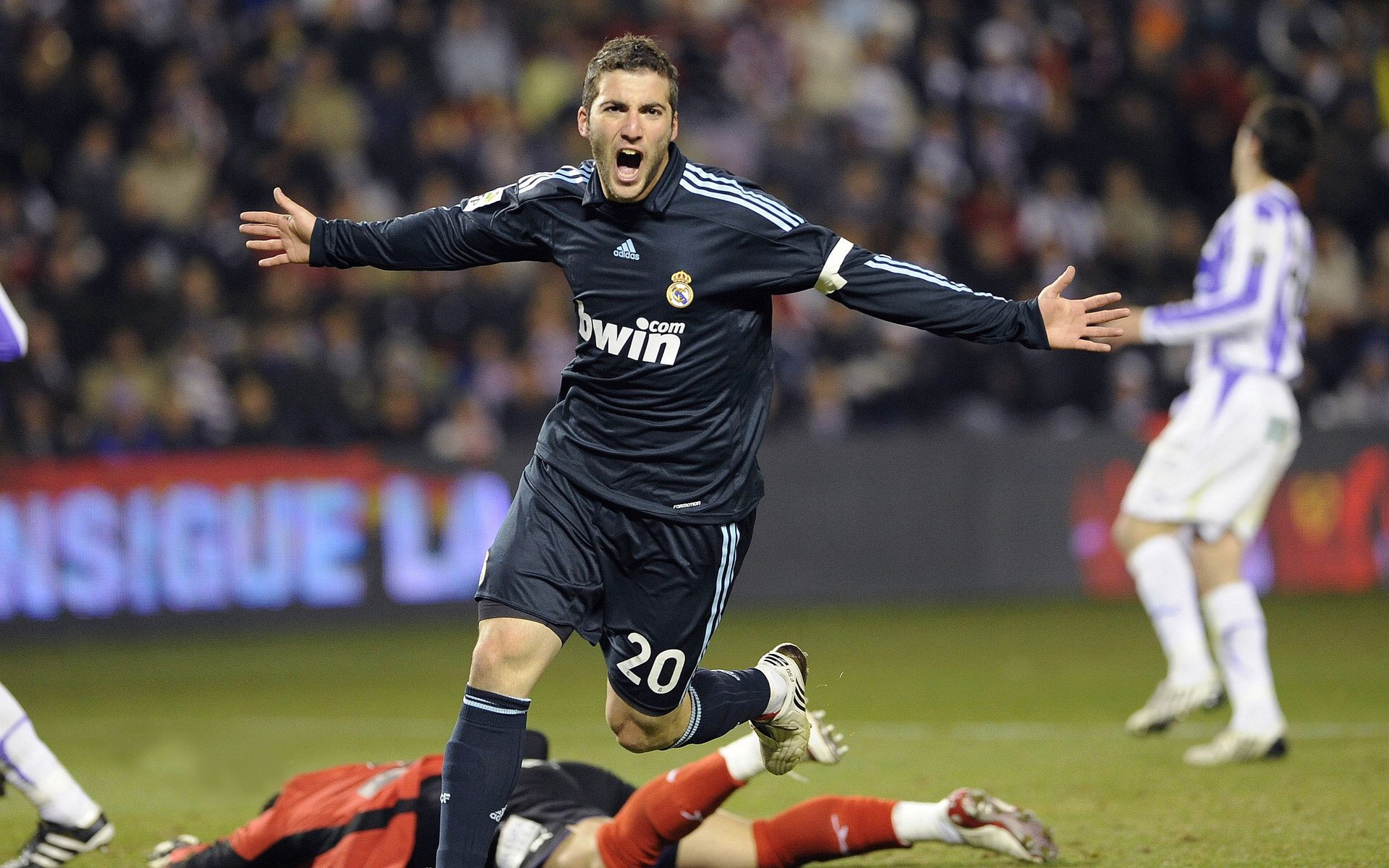 “球队激烈拼杀，战术创新助力攻势突围”